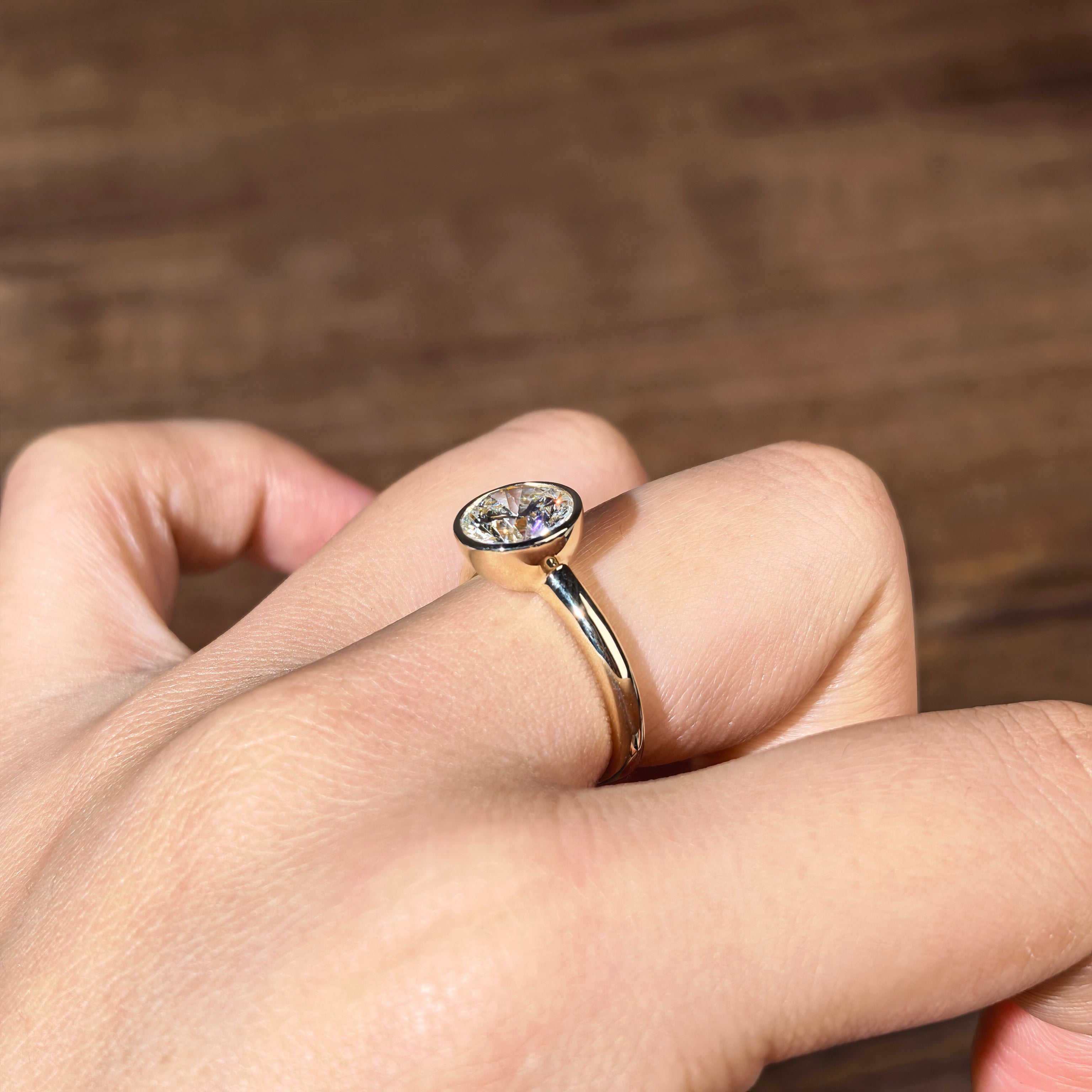 rd004 14K Yellow Gold 2.01 Carat Round Brilliant Cut Lab-Grown Diamond E VVS2 Bezel Ring