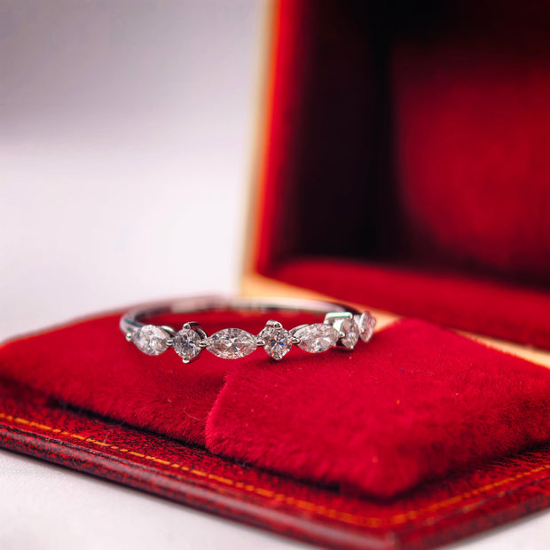 bd005 14k white gold band ring T:1.49 g, D:0.16 ct