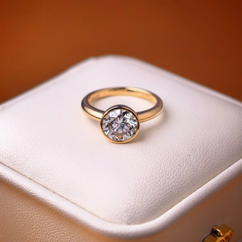 rd004 14K Yellow Gold 2.01 Carat Round Brilliant Cut Lab-Grown Diamond E VVS2 Bezel Ring