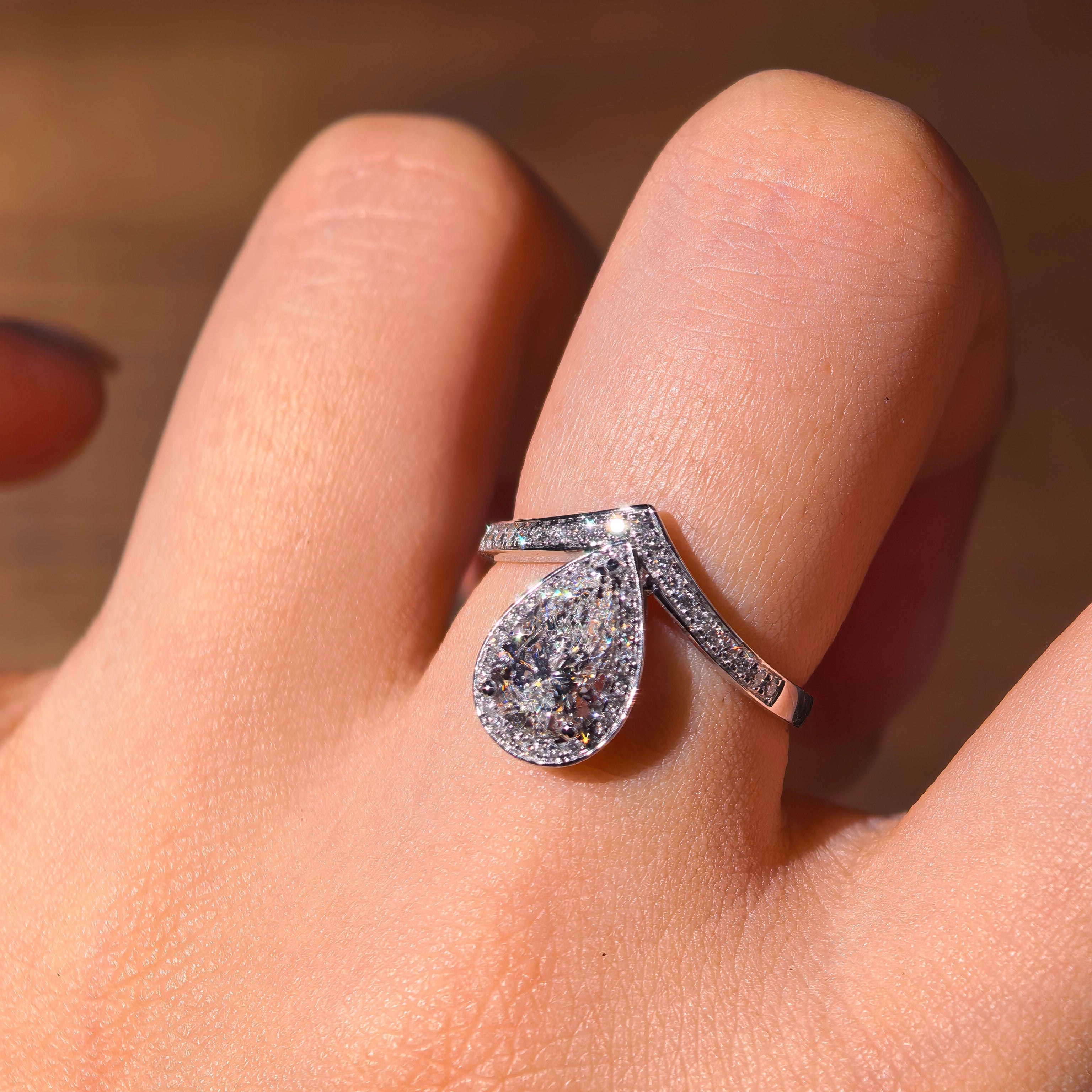 pr001 14K White Gold 1.03 Carat Pear Shape Lab-Grown Diamond E VVS2 Ring with Diamond Halo