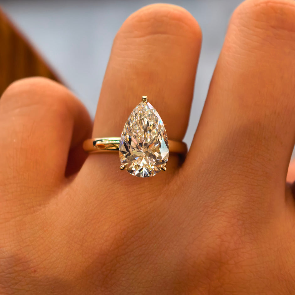 18K Yellow Gold 4.26 Carat Pear Shape Lab-Grown Diamond E VVS2 Ring with Diamond hidden Halo