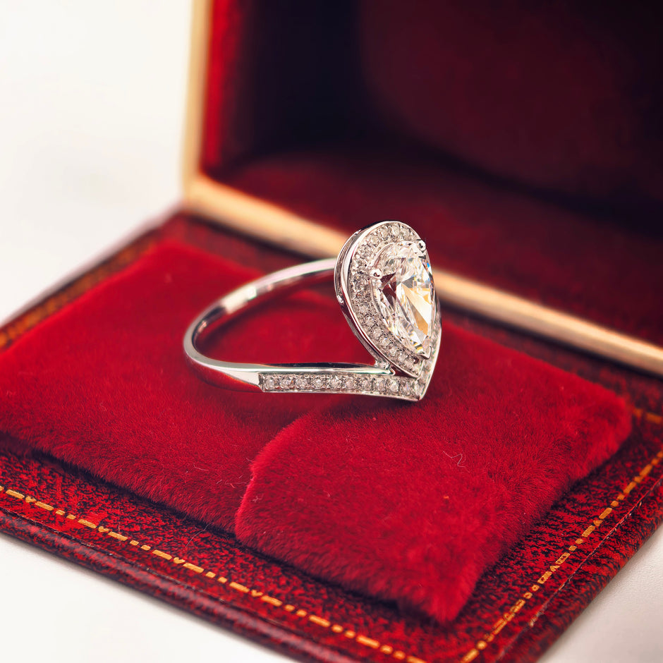 pr001 14K White Gold 1.03 Carat Pear Shape Lab-Grown Diamond E VVS2 Ring with Diamond Halo