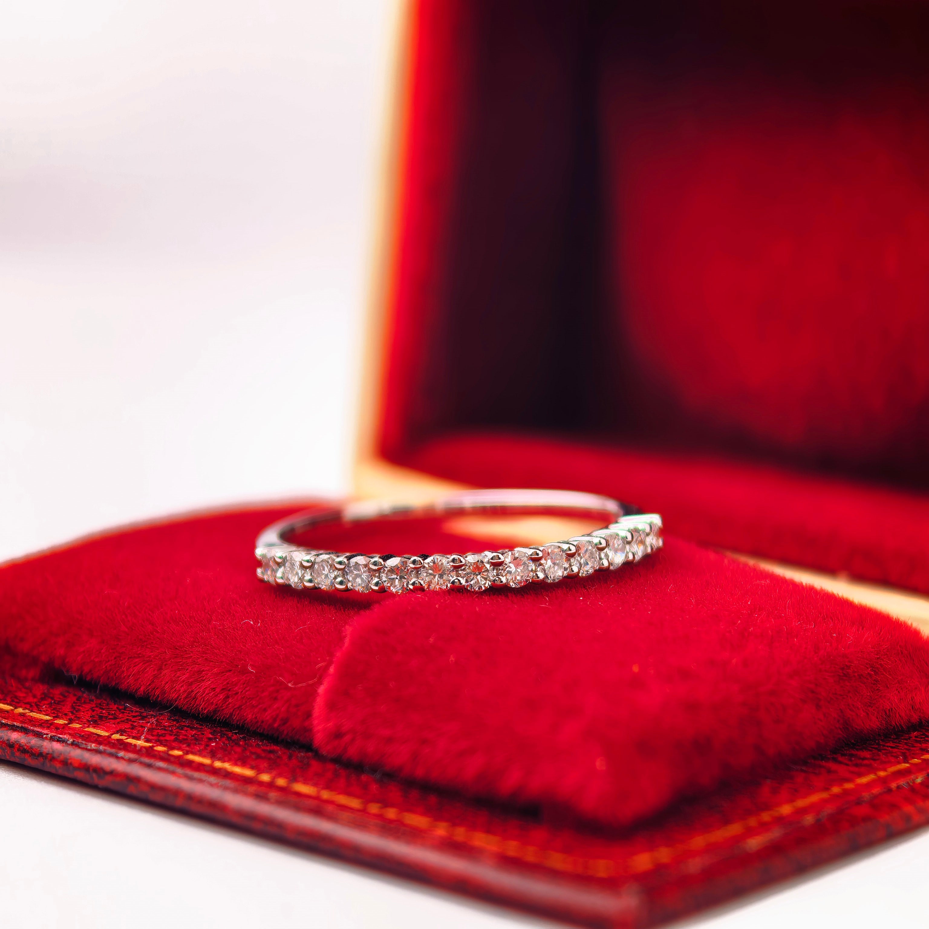 bd020 14k white gold band ring T:1.17 g, D:0.12 ct
