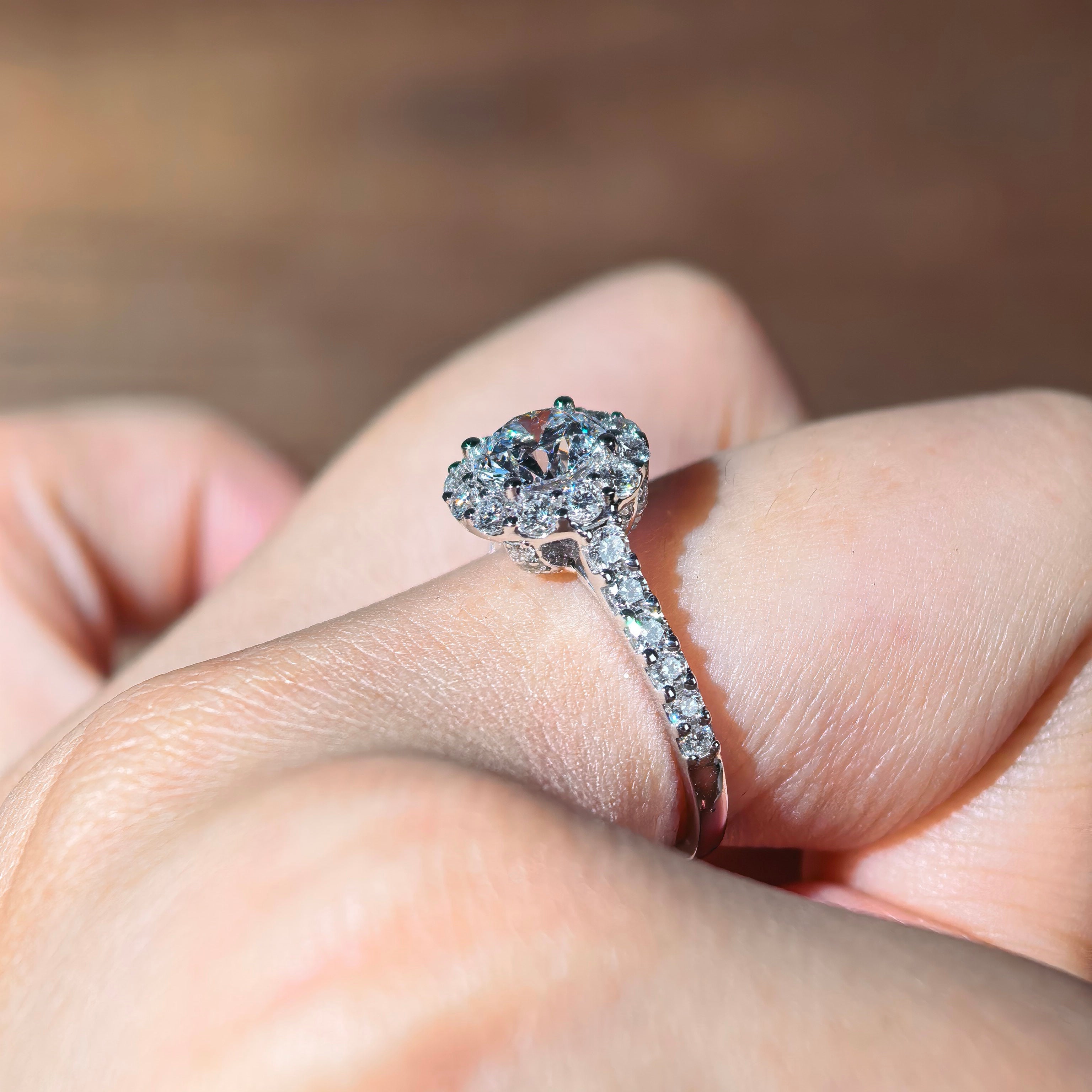 rd003 14K White Gold 1.00 Carat Round Brilliant Cut Lab-Grown Diamond E VVS2 Ring with Diamond Halo