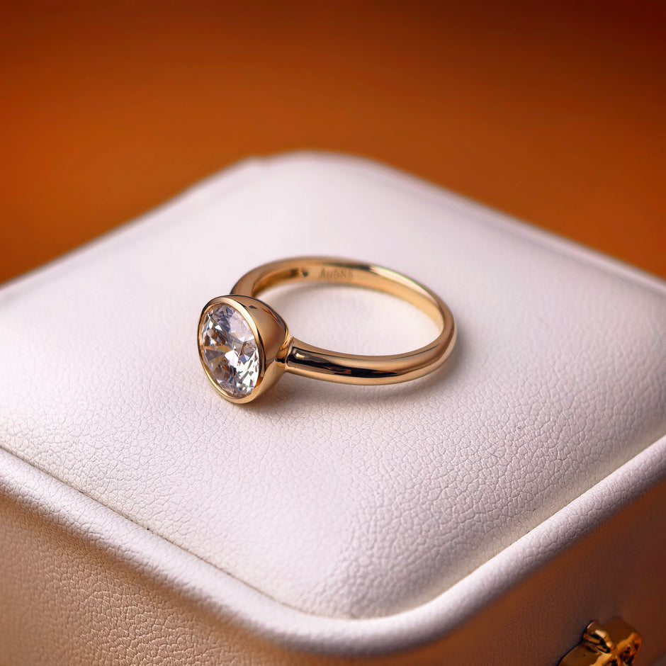 rd004 14K Yellow Gold 2.01 Carat Round Brilliant Cut Lab-Grown Diamond E VVS2 Bezel Ring