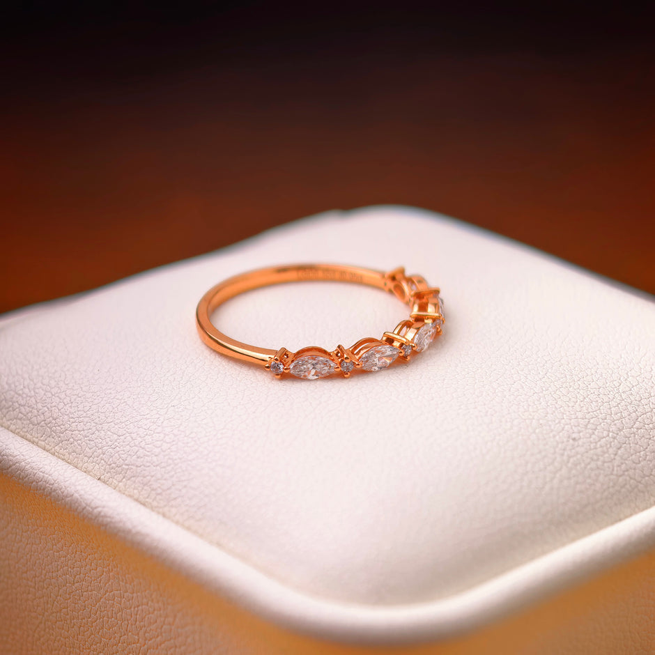 bd015 14k yellow gold band ring T:1.25 g, D:m0.32+0.05 ct
