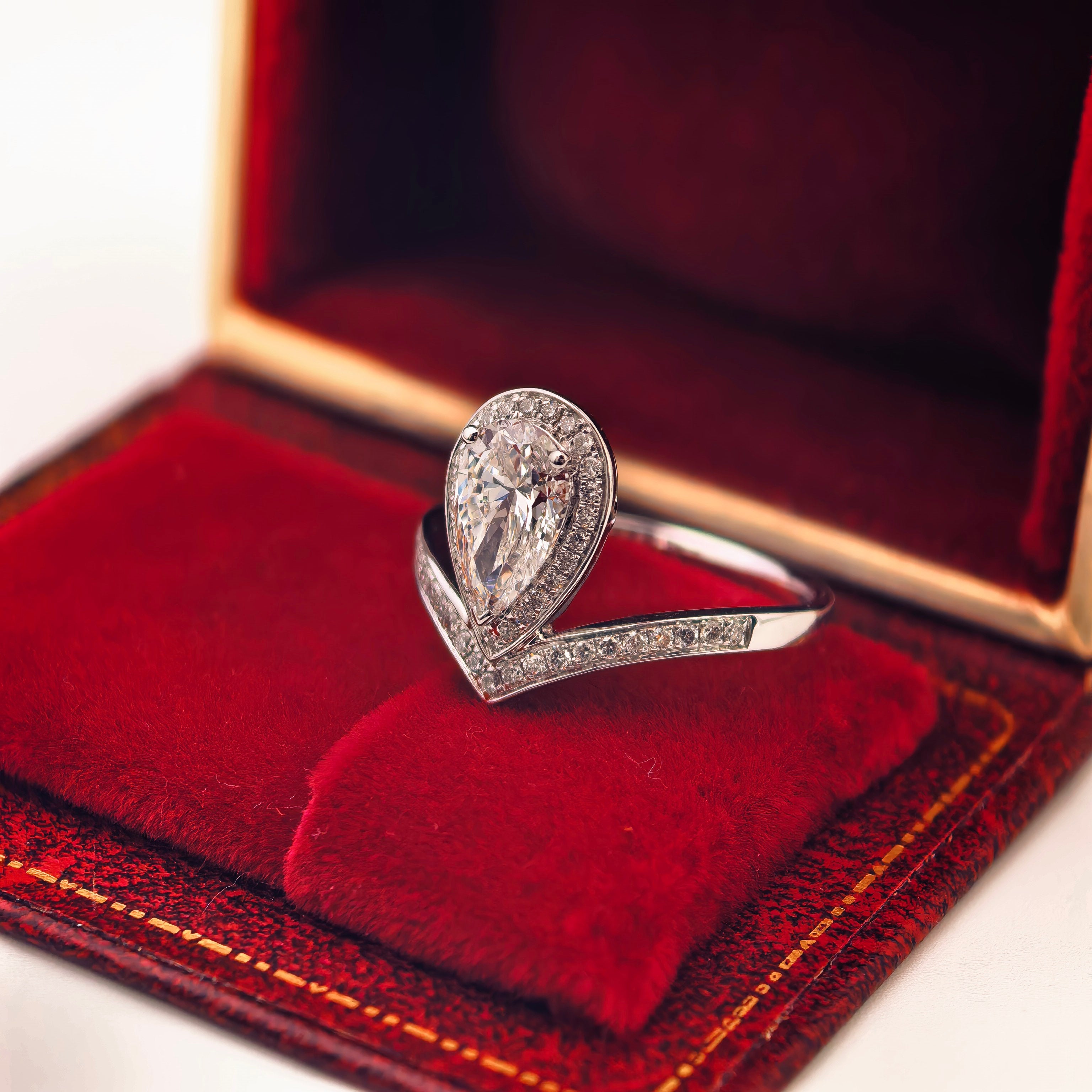 pr001 14K White Gold 1.03 Carat Pear Shape Lab-Grown Diamond E VVS2 Ring with Diamond Halo