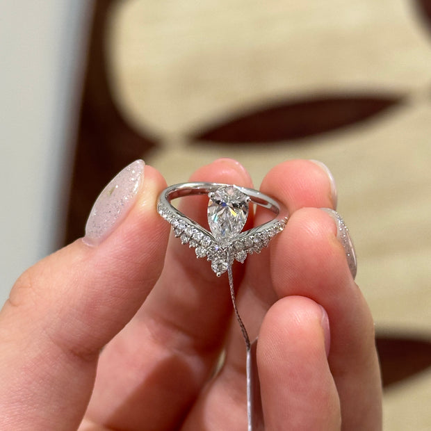 private link for iheart.bandzz,1ct E color VVS2 pear cut diamond with yellow gold band, size 5