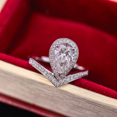 14K White Gold 1.03 Carat Pear Shape Lab-Grown Diamond E VVS2 Ring with Diamond Halo