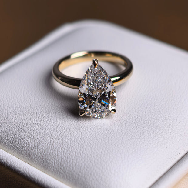 18K Yellow Gold 4.26 Carat Pear Shape Lab-Grown Diamond E VVS2 Ring with Diamond hidden Halo