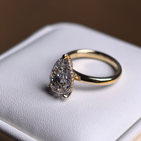 18K Yellow Gold 4.26 Carat Pear Shape Lab-Grown Diamond E VVS2 Ring with Diamond hidden Halo