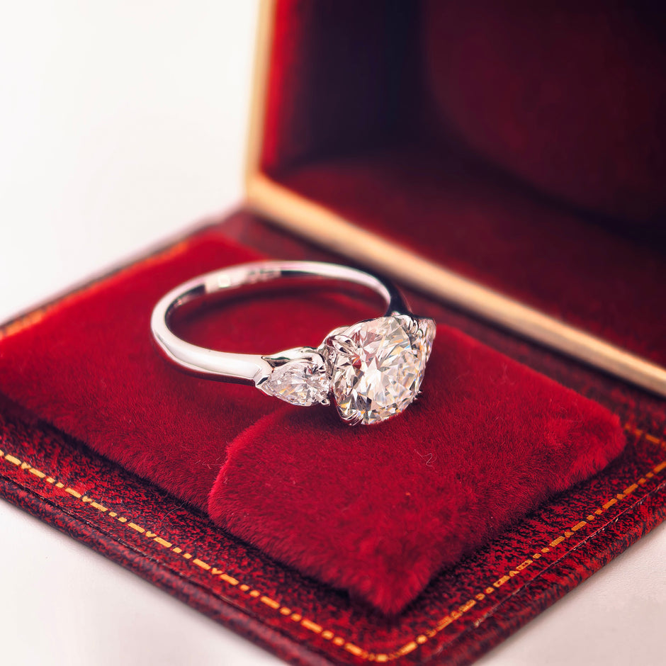 rd001 14k White Gold 2.00 Carat Round Lab-Grown Diamond E VVS2 Three-Stone Ring with Pear Side Stones