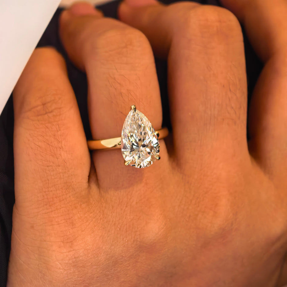 18K Yellow Gold 4.26 Carat Pear Shape Lab-Grown Diamond E VVS2 Ring with Diamond hidden Halo