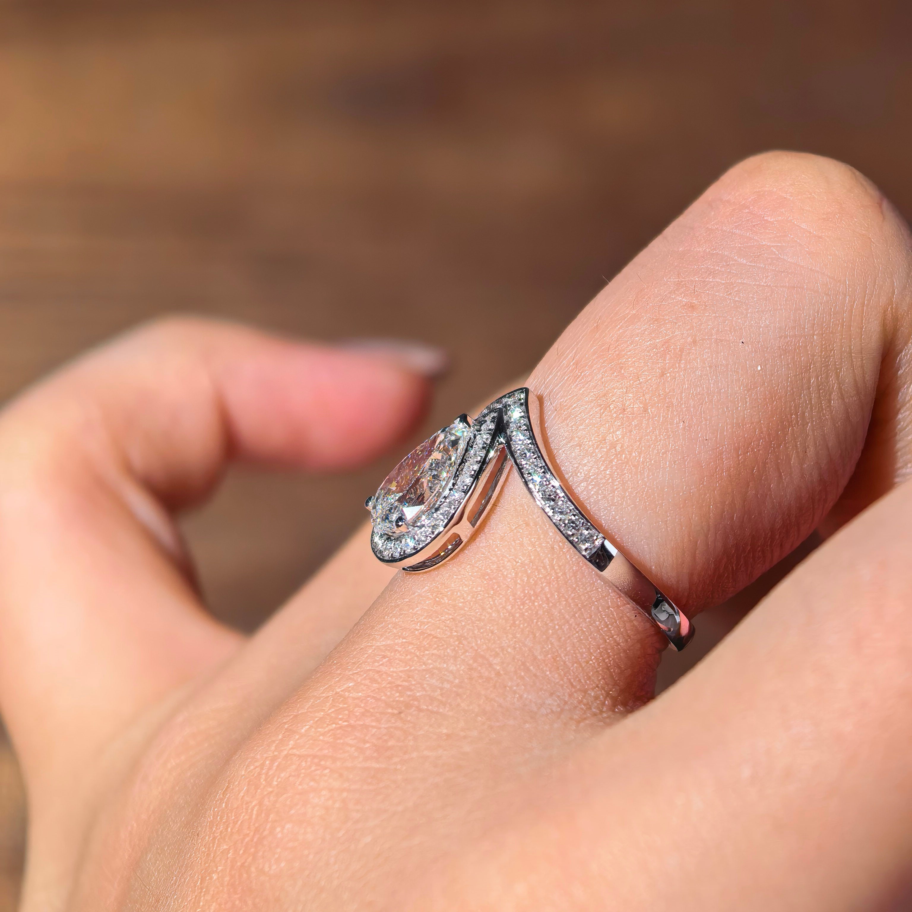 pr001 14K White Gold 1.03 Carat Pear Shape Lab-Grown Diamond E VVS2 Ring with Diamond Halo