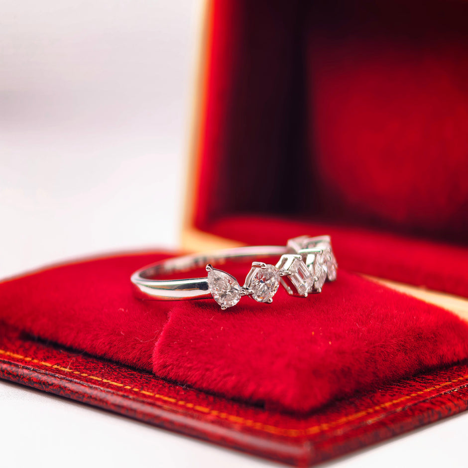 bd021 14k white gold band ring T:1.68 g, D:0.72 ct