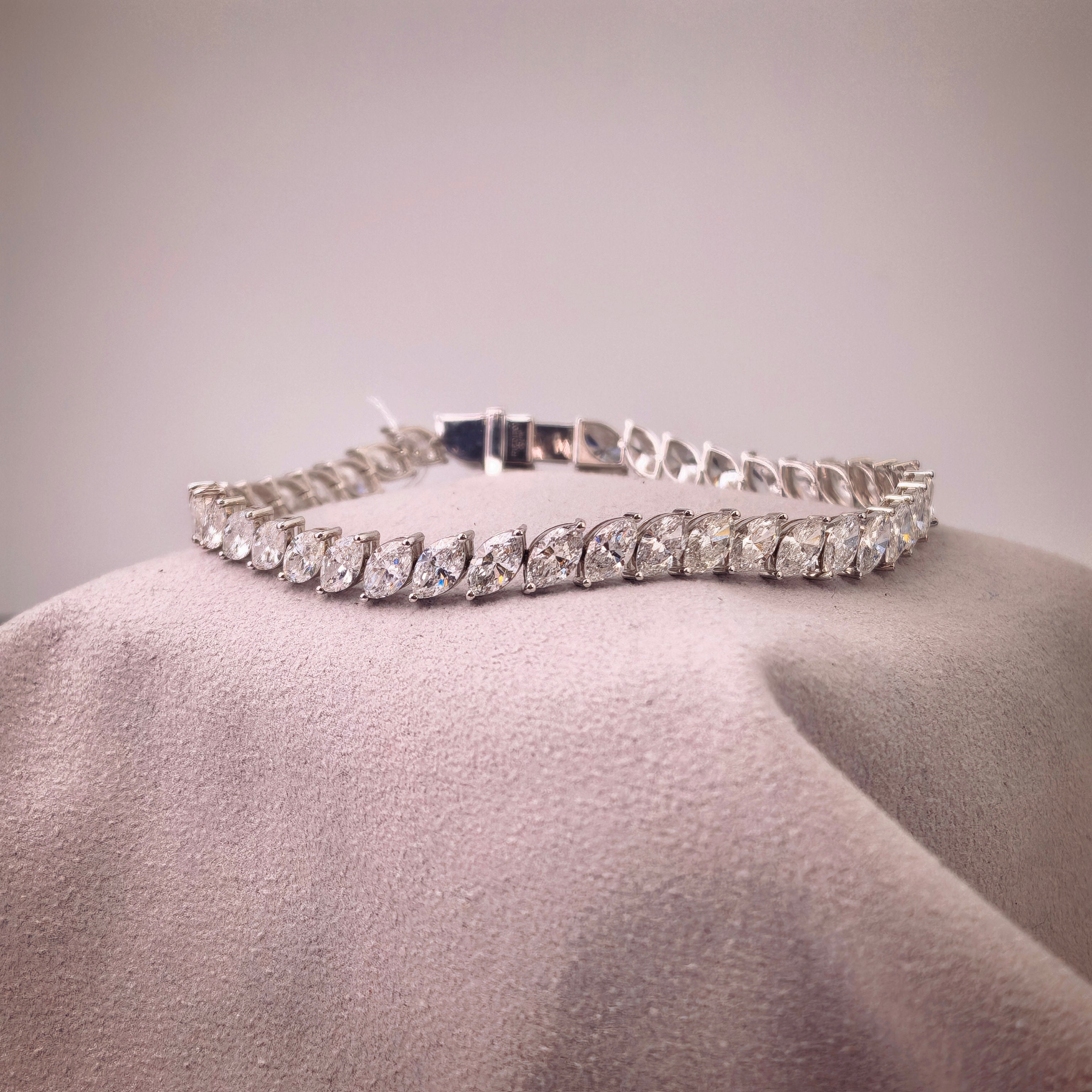 bt1007 14k white gold bracelet T:8.2 D:10.91 ct size17