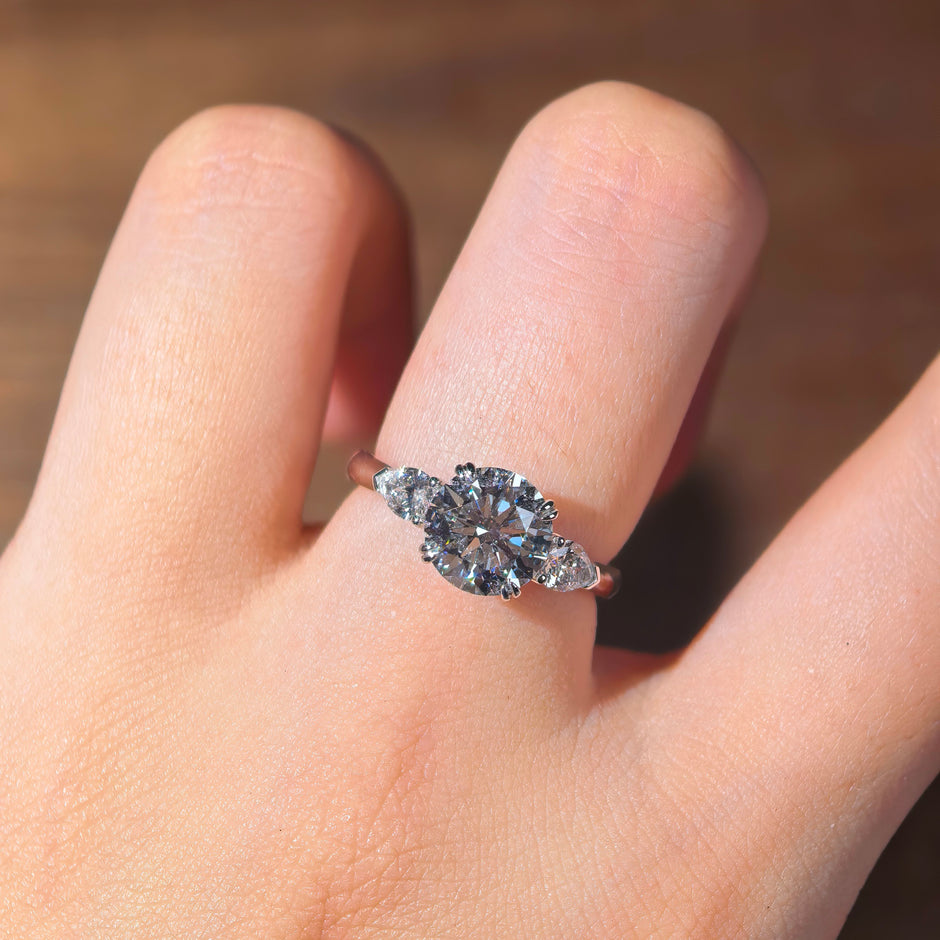 rd001 14k White Gold 2.00 Carat Round Lab-Grown Diamond E VVS2 Three-Stone Ring with Pear Side Stones