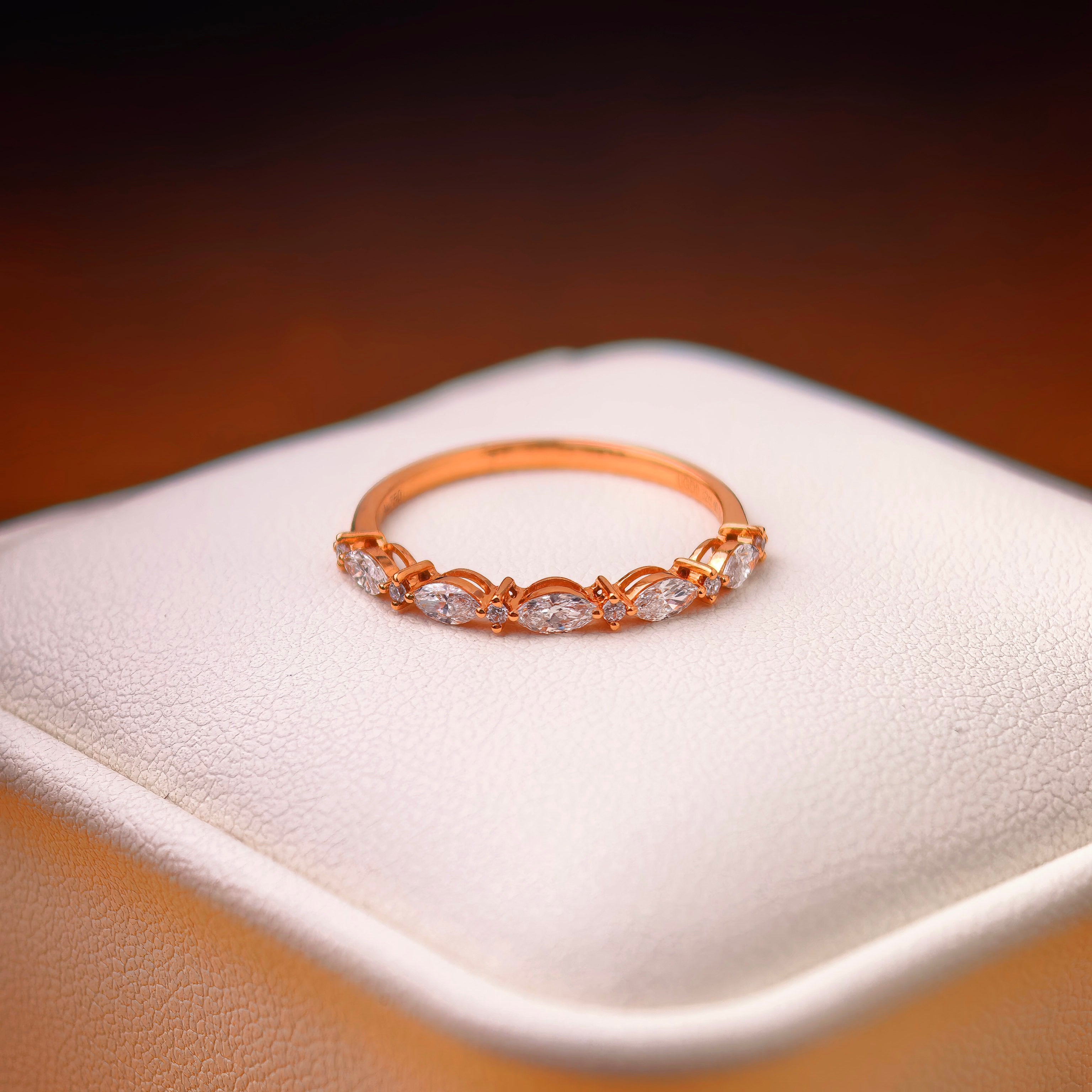 bd015 14k yellow gold band ring T:1.25 g, D:m0.32+0.05 ct