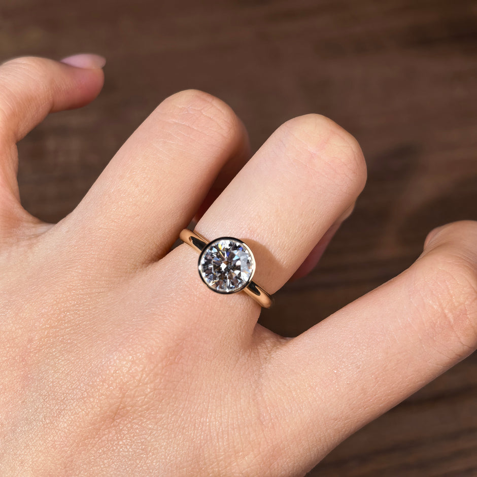 rd004 14K Yellow Gold 2.01 Carat Round Brilliant Cut Lab-Grown Diamond E VVS2 Bezel Ring