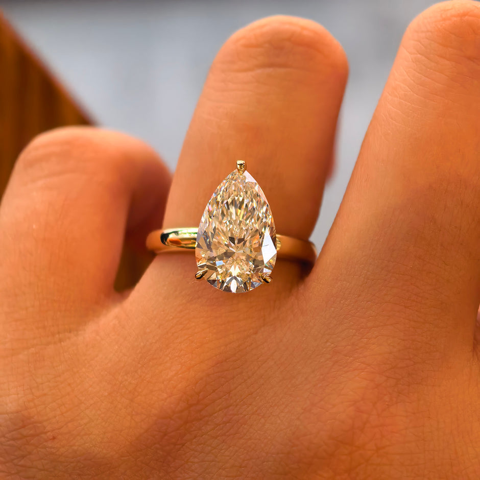 18K Yellow Gold 4.26 Carat Pear Shape Lab-Grown Diamond E VVS2 Ring with Diamond hidden Halo