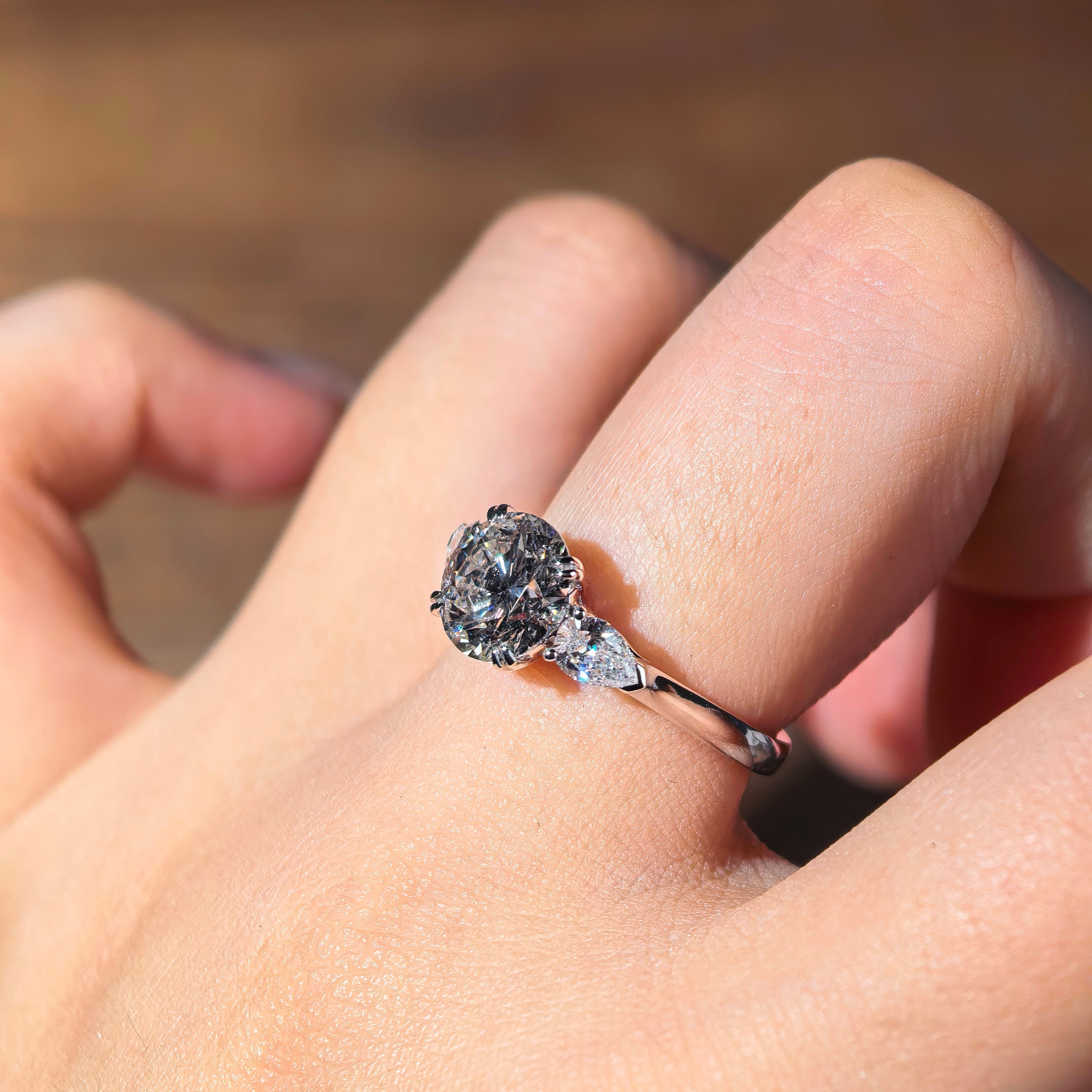 rd001 14k White Gold 2.00 Carat Round Lab-Grown Diamond E VVS2 Three-Stone Ring with Pear Side Stones