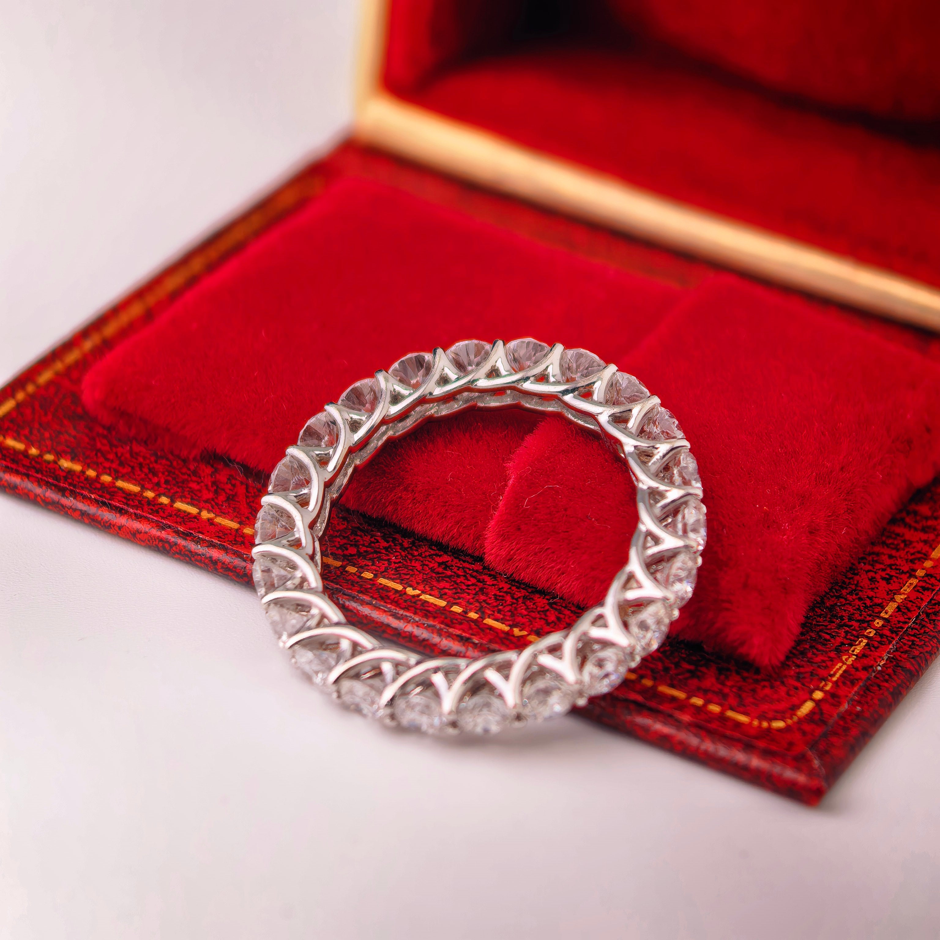bd023 14k white gold band ring T:3.24 g, D:2.67 ct