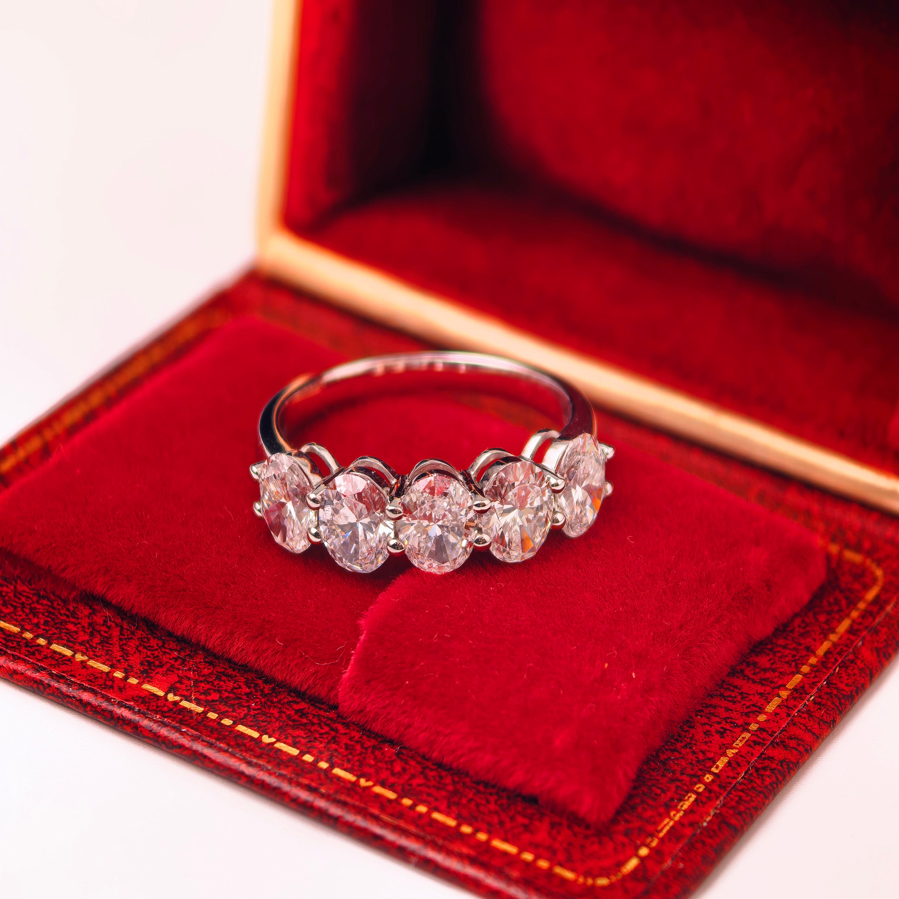 bd001 14k white gold band ring T:3.78 g, D:2.59 ct