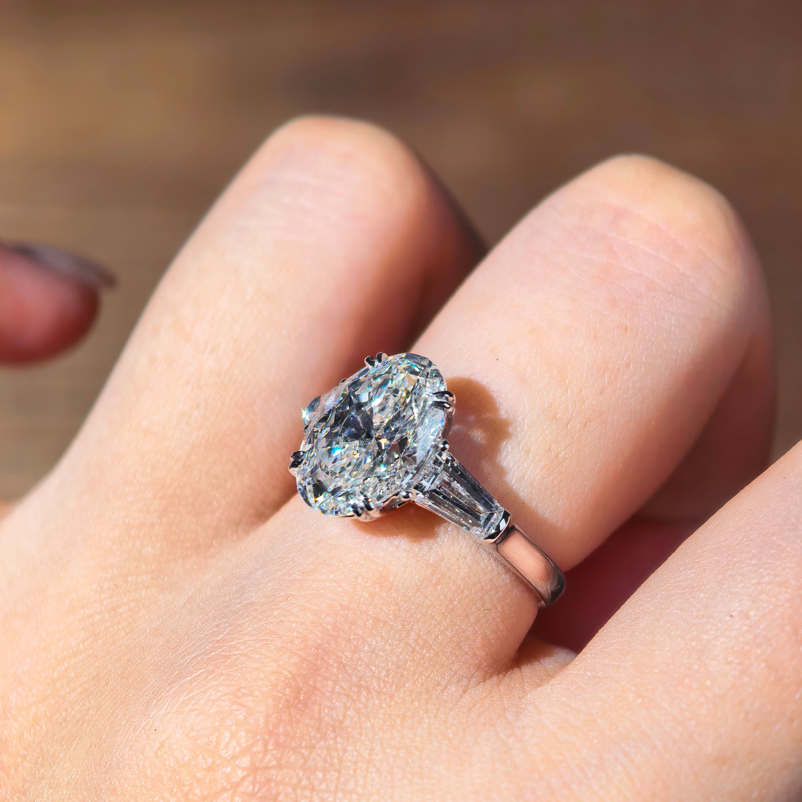 ol002 14k Gold 4.03 Carat Oval Cut Lab-Grown Diamond E VVS2 Three-Stone Ring